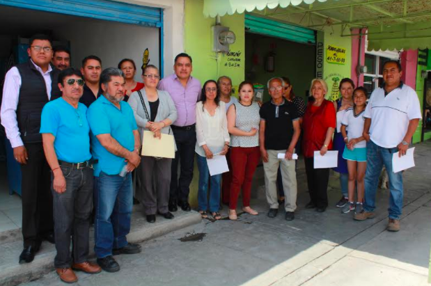 Entrega alcalde de Tetla licencias de funcionamiento